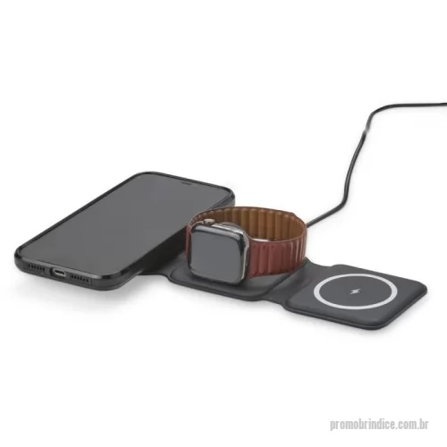 Capa para celular com carregador personalizada -  Carregador para dispositivos compatíveis com a tecnologia de carregamento por indução. Possui estrutura dobrável em ABS e silicone com espaço para a recarga simultânea de smartphone, smartwatch e estojo para fones de ouvido sem fio, além de entrada USB-C para alimentação. Acompanha cabo USB-C.