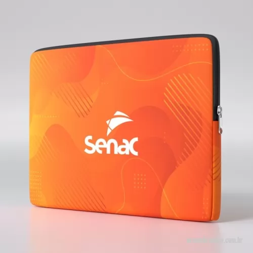 Capa para notebook personalizada - Capa de Notebook Personalizada em Isoflex, Confeccionada em Isoflex, este case para notebook é uma opção mais em conta sem perder a qualidade padrão de nossos produtos.  O Isoflex é uma espuma dublada de tecidos dos dois lados, cujo material é flexível, elástico e higiênico, pode ser lavado e dobrado sem danificar o material e a marca estampada.