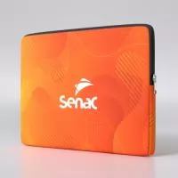Capa de Notebook Personalizada em Isoflex, Confeccionada em Isoflex, este case para notebook é uma opção mais em conta sem perder a qualidade padrão de nossos produtos.  O Isoflex é uma espuma dublada de tecidos dos dois lados, cujo material é flexível, elástico e higiênico, pode ser lavado e dobrado sem danificar o material e a marca estampada.