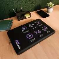 Presentear clientes e parceiros de negócios com algo útil e marcante faz toda a diferença na percepção da sua marca. A Capa para Notebook em Neoprene Personalizada é a escolha perfeita para quem busca um brinde sofisticado e funcional. Produzida com Tecido Neoprene, ela protege o dispositivo contra riscos, impactos e respingos, mantendo-o seguro no uso diário. A personalização em alta definição permite aplicar logotipos, slogans ou artes exclusivas, transformando a capa em um cartão de visitas em movimento. Cada vez que o notebook é utilizado, sua marca ganha destaque, reforçando a presença institucional de forma prática e elegante. Um brinde útil, durável e de alto valor percebido que fortalece relacionamentos comerciais.         Dimensões: 10, 12, 14, 15, 15.6, 17, 17.3 Polegadas