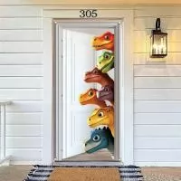 O tecido não apresenta furo para maçaneta, cobrindo inteiramente a porta e com flexibilidade para abertura e fechamento com facilidade.  Uma das principais formas de usar a Capa para Porta é na decoração de natal e ano novo, tanto em casas quanto em empresas.  Ela também é indicada para aniversários, ajudando a decorar todo o ambiente com a temática da festa.   Salas de aula de escolas e consultórios são ótimos lugares para aplicar a Capa para Porta, tornando o espaço mais inspirador e cheio de estilo.  Além de decorar, o tecido protege a porta contra arranhões e outros danos na superfície.   A Capa de Porta é feita de Tecido Helanca Light, é leve, liso, possui uma excelente absorção de cores e ótima durabilidade.  É fácil de aplicar, com um ajuste preciso que não desbota ao ser lavada na máquina. 