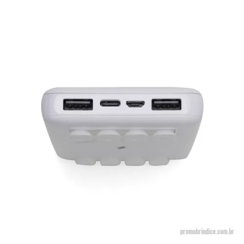 Carregador de bateria personalizado - Carregador portátil personalizado de indução com 10.000mAh e indicador led de bateria,  contém dois conjuntos de ventosas nas extremidas da área de indução,   ideal para fixação do celular durante este modo de carga. O carregador possui duas portas de saídas USB,  possibilitando o carregamento de dois dispositivos ao mesmo tempo, além do modo de carga por indução ilustrado por um raio,  indicando a área correta para este modo de carga. O carregador possui duas portas de entradas, Tipo-C e V8. Acompanha cabo USB e adaptador Tipo-C.  CRB4051
