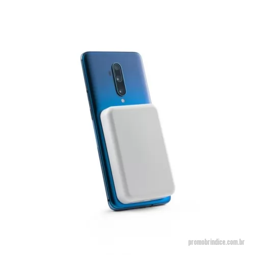 Carregador de bateria personalizado - Bateria portátil em ABS 100% reciclado. Tem capacidade de 10.000 mAh e tempo de vida ? 300 ciclos. Esta bateria portátil torna-se muito prática para o dia a dia, uma vez que permite, através do seu magnetismo, prender-se atrás dos dispositivos móveis. Incluso grip magnético extra para ser colocado nos smartphones que não têm magnetismo. Possui entrada/saída USB-C e potência máxima de 15W para carregamento rápido sem fios. Compatível com smartphones com tecnologia de carregamento sem fios. Incluso cabo USB-C para carregamento rápido. Fornecido em caixa presente de papel kraft reciclado. 100 x 64 x 18 mm | Caixa: 90 x 22 x 103 mm