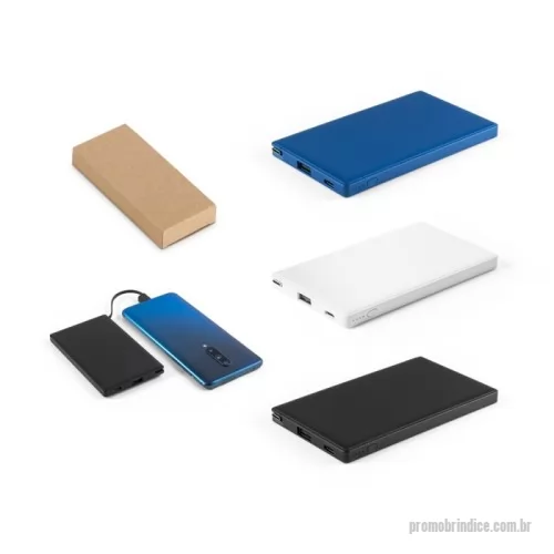 Carregador de bateria personalizado - Bateria portátil em ABS 100% reciclado. Tem capacidade de 4.000 mAH e tempo de vida ? 500 ciclos. Possui porta de entrada USB-C, porta de saída USB-A e cabo USB-C integrado para carregar os seus dispositivos. Incluso um cabo de carregamento rápido USB-C para carregar a bateria portátil. Fornecida em caixa presente de papel kraft reciclado. 115 x 69 x 9 mm | Caixa: 121 x 95 x 17 mm