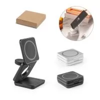 Carregador magnético wireless super rápido dobrável em ABS 100% reciclado, permite carregar três dispositivos simultaneamente: celular 15W, fones de ouvido 5W e smartwatch 2,5W, com tecnologia de carregamento sem fios. Incluso um grip magnético extra