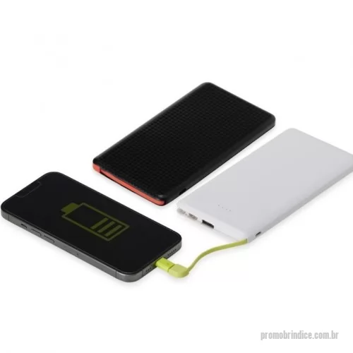 Carregador de celular personalizado - Carregador portátil plástico com 10.000mAh e indicador led de bateria. Possui entrada V8, acompanha cabo USB, adaptador lightning e adaptador tipo-C