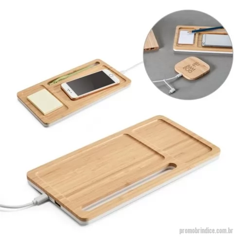 Carregador de celular personalizado - Organizador de mesa em bambu e ABS. Incluso carregador wireless super rápido com potência máxima de 15W, hub USB-A e suporte para celular. Uma porta de entrada USB-C e porta de saída USB-A. Incluso cabo USB-C, de 90 cm, para carregar. Compatível com smartphones com tecnologia de carregamento sem fios. Fornecido em caixa presente. A cor e o resultado da impressão nos materiais naturais pode variar entre produtos. 255 x 135 x 14 mm