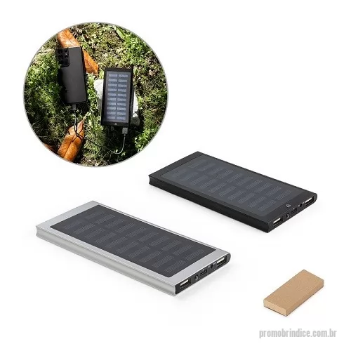 Carregador de celular personalizado - Bateria portátil em alumínio 100% reciclado 8.000 mAh Bateria em lítio, com painel solar e lanterna. Tem capacidade de 8.000 mAh e tempo de vida superior a 500 ciclos. Possui uma porta de entrada e saída USB-C e duas portas de saída USB-A. Incluso cabo USB-C para carregamento com cerca de 30 cm. Ideal para situações de emergência. Fornecido em caixa presente em papel kraft. 153 x 74 x 10 mm 