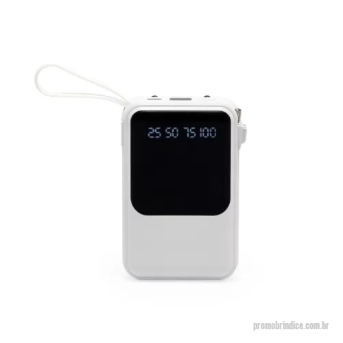 Carregador de celular personalizado - Carregador power bank de 10.000mAh com lanternas e múltiplas saídas. Fabricado em plástico com display integrado, este power bank vem equipado com quatro cabos de carregamento, eliminando a necessidade de transportar cabos extras. Compatível com entradas V8, Tipo-C, Lightning e USB, praticidade é o sinônimo deste carregador. Com alça de borracha e um tamanho compacto para um transporte discreto, ele possui uma capacidade real de 6.000mAh para manter os dispositivos sempre carregados. Acompanha cabo USB-V8.