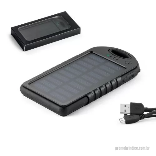 Carregador de celular personalizado - Bateria portátil solar em ABS com painel solar e LED. Bateria de lítio com capacidade de 2.000 mAh, uma porta de entrada USB-C e duas portas de saída USB-A. Incluso cabo USB-C para carregar a bateria. Fornecida em caixa presente. 143 x 77 x 16 mm | C