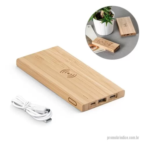 Carregador de celular personalizado - Bateria portátil com carregador wireless super-rápido em bambu. Bateria de lítio com capacidade de 5.000mAh e tempo de vida ? 500 ciclos. Contém indicador de carga, uma porta micro USB de entrada, uma porta USB-C de entrada e saída e uma porta USB-A 