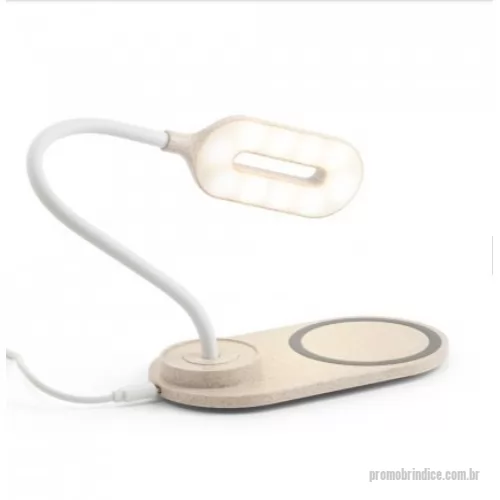 Carregador de celular personalizado - Luminária de mesa em fibra de palha de trigo e ABS com carregador por indução (wireless) super-rápido. A haste é flexível para ajustar a direção da luz e contém 20 LEDs que permitem uma iluminação até 3 níveis de intensidade. No topo da luminária encontra-se um botão touch para ligar, desligar e ajustar os níveis de iluminação. O carregador sem fios é de carregamento super-rápido, tendo uma potência até 15W. No local onde o equipamento é colocado tem um círculo com silicone para evitar que se mova. Incluso cabo USB-C de 1 m. Fornecido em caixa presente de papel kraft reciclado. A cor e o resultado da impressão nos materiais naturais pode variar entre produtos. 160 x 268 x 85 mm