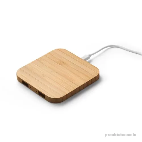 Carregador de celular personalizado - Carregador por indução (wireless) super-rápido em bambu com função hub. Uma entrada USB-C e duas saídas USB-A. Potência 15W.