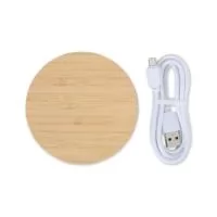 Carregador via indução formato disco com indicador de funcionamento em led, feito em Bambu. Compatível com smartphones com tecnologia por indução. Acompanha cabo USB. OBS.: O CARREGADOR APENAS TRANSFERE CARGA, ELE NÃO POSSUI BATERIA PARA ARMAZENAMENTO (NÃO É UM POWER BANK).  Largura :  9,1 cm  Espessura :  0,9 cm  Comprimento :  9,1 cm