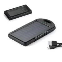 Bateria portátil solar em ABS com painel solar e LED. Bateria de lítio com capacidade de 2.000 mAh, uma porta de entrada USB-C e duas portas de saída USB-A. Incluso cabo USB-C para carregar a bateria. Fornecida em caixa presente. 143 x 77 x 16 mm | C