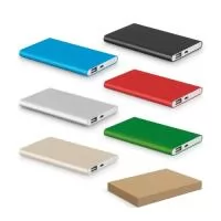 Bateria portátil slim em alumínio 100% reciclado. Bateria de lítio com capacidade de 4.000 mAh, tempo de vida ? 500 ciclos e com saída USB-A. Incluso cabo USB para carregar a bateria. Fornecida em caixa presente de papel kraft reciclado. Cor 105 fornecida em caixa presente com janela 110 x 68 x 10 mm