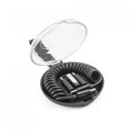 Conjunto composto por cabo espiral multifunções 6 em 1 super-rápido e diferentes adaptadores. Devido ao seu formato, é a solução ideal para usar no carro, evitando que o cabo fique preso ou enrolado. A caixa de transporte permite guardar o cabo e os adaptadores de forma segura e organizada.