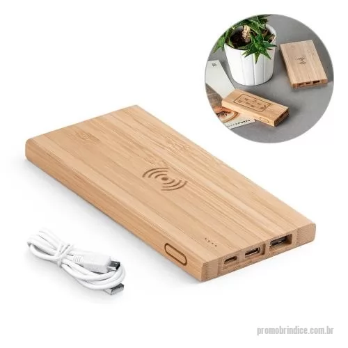 Carregador personalizado - Bateria portátil com carregador wireless em bambu. Bateria de lítio com capacidade de 5.000mAh e tempo de vida ? 500 ciclos. Contém entrada/saída de 5V/2A, indicador de carga, 1 porta micro USB, 1 porta USB tipo C e 1 porta USB. Potência de saída wireless, no máximo, de 5W. Incluso cabo USB / micro USB para carregar. Compatível com smartphones com tecnologia de carregamento sem fios. Fornecido em caixa presente de papel kraft. 140 x 70 x 12 mm