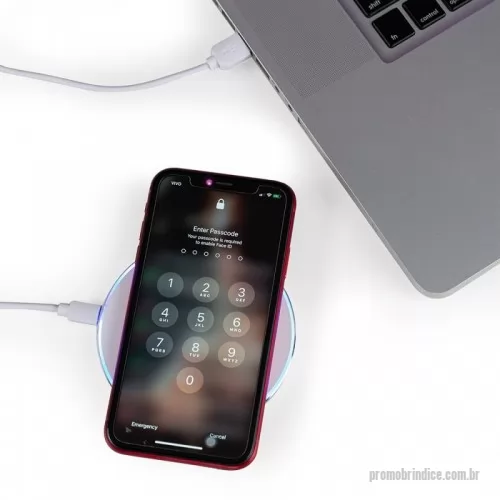 Carregador personalizado - Carregador wireless por indução em formato de disco. Produzido em material plástico, o carregador possui antiderrapantes de silicone na parte inferior. Para desfrutar do carregamento por indução (sem fio) é fundamental que o celular possua a tecnologia QI – desta maneira é possível carregar o celular posicionando-o sob carregador, sendo necessário apenas necessário conectar o carregador à uma fonte de energia (USB ou diretamente na tomada). O carregador wireless possui a tecnologia de carga rápida, mas para a utilização deste modo é necessário que o celular também possua esta tecnologia, caso contrário será realizada a carga normal. O carregador possui luzes de funcionamento, quando ligado irá exibir a luz verde e ao entrar em modo de carga irá exibir uma luz azul. Entrada universal 5.0V=2A; Entrada carga rápida 9.0V=2A; Saída universal 5.0V=1A; Saída carga rápida 9.0V=1.2A; Distância de transmissão 8mm e taxa de conversão ?73%. Acompanha cabo USB.  Largura :  9,9 cm  Espessura :  0,6 