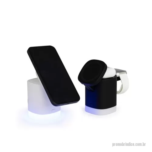 Carregador personalizado - Carregador 3 em 1? A nossa base de carregamento é diferenciada, já que possui indução para relógio, fones e celular, e você pode usá-los todos ao mesmo tempo, basta que o celular e demais dispositivos tenham a tecnologia QI. O LED RGB possui 2 modos, luz branca e vermelho, verde e azul se alternando. A base não armazena energia, portanto, precisa estar conectada ao cabo tipo-C que a acompanha.