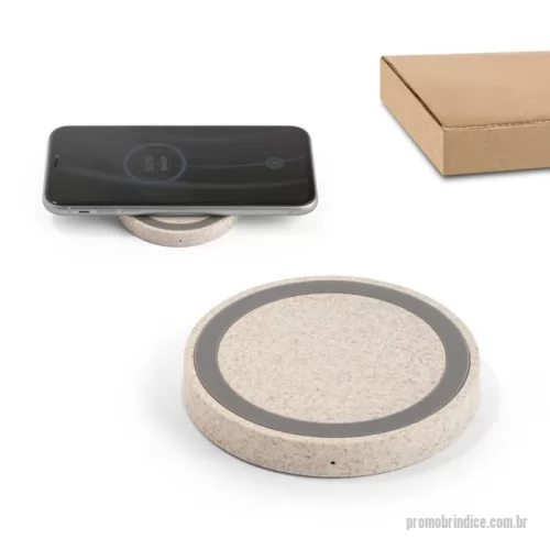 Carregador personalizado - Carregador por indução (wireless) super-rápido em fibra de palha de trigo e ABS. A potência de carregamento máxima de 15W permite carregamento super-rápido. A base contém um círculo em silicone para que o equipamento não se mova enquanto carrega. Porta de entrada USB-C e incluso cabo USB-C de 1 m. Fornecido em caixa presente de papel kraft reciclado. A cor e o resultado da impressão nos materiais naturais pode variar entre produtos. ø70 x 10 mm