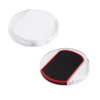 Carregador via indução em formato de disco feito em plástico ABS. Ele inclui um indicador de funcionamento em LED e um cabo USB para carregar dispositivos compatíveis com carregamento sem fio. É importante notar que este carregador apenas transfere carga e não possui bateria para armazenamento, ou seja, não é um power bank.