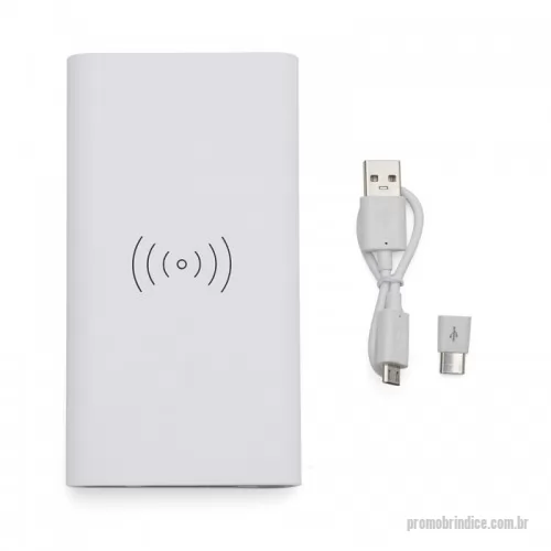 Carregador portátil USB personalizado - Carregador portátil de indução com 8000mAh e indicadores led de bateria e indução. O carregador contém um detalhe circular emborrachado na área de indução, proporcionado mais segurança ao dispositivo conectado, evitando deslizamentos durante este modo de carga – o lado oposto da indução possui um ícone indutivo, porém é uma mera ilustração, esta área não gera carga. O carregador possui uma porta de saída USB com carga rápida e duas portas de entradas, Tipo-C e V8. Acompanha cabo USB e adaptador Tipo-C.