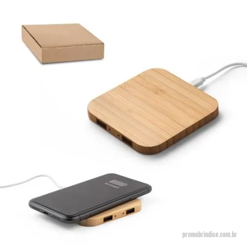 Carregador portátil USB personalizado - Carregador wireless em bambu com função hub. Contém 2 entradas USB-A e 1 entrada micro USB. Possui uma potência de carregamento sem fios de 10W. Compatível com smartphones com tecnologia de carregamento sem fios. Incluso cabo de 1 metro para carregar