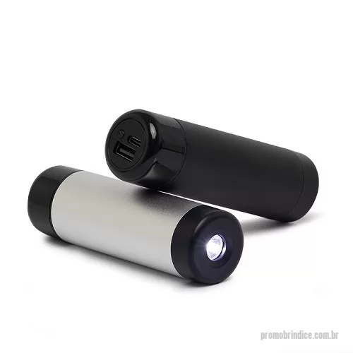 Carregador portátil USB personalizado - Carregador portátil USB. Power Bank 4.000mAh com Lanterna Dispositivos sempre carregados em qualquer lugar com o nosso power bank! Equipado bateria de 4.000mAh, este carregador portátil tem um design compacto, produzido em metal com detalhes plásticos. Além do cabo USB Tipo-C incluso, nosso power bank tem um bônus: uma lanterna integrada de alto alcance para emergências. Largura : 3,5 cm x Circunferência : 11,1 cm x Comprimento : 11,8 cm Peso aproximado (g): 136 