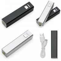 Carregador Power bank de metal. Para carregar basta conectar ao usb ou energia(necessário ter adaptador) e uma luz vermelha irá acender sobre o botão, quando carregado completo a luz se apaga e quando utilizado uma luz azul fica acesa. Bateria lithium, entrada DC 5V-1000mA e saída DC 5V-1000mA. Compatível com Iphone, Ipad, aparelhos de celular e tablets. Tempo estipulado para carregar: 2 horas.