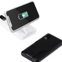 Carregador portátil plástico via indução ou via cabo com 10.000mAh e indicador led de bateria. Com suporte inclinável para o carregamento via indução, o power bank possui duas portas de saídas USB,