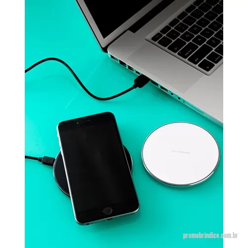 Carregador Wireless personalizado - Prático e rápido o carregador portátil de celular personalizado possui tecnologia sem fio. Disponível em duas esse é um brinde útil para divulgar e promover sua marca junto a clientes e colaboradores