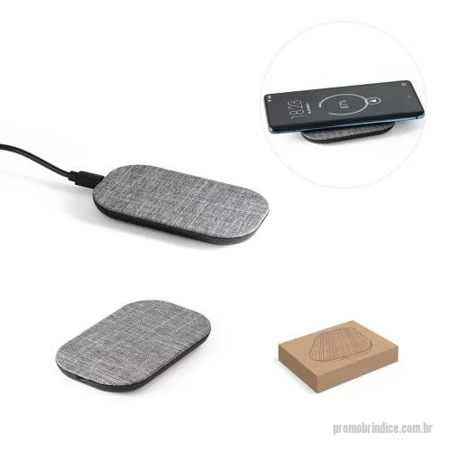 Carregador Wireless personalizado - Carregador wireless 100% rPET. A potência de carregamento é de 10W, com entradas 5V/1.6A e 9V/1.5A. Inclui cabo de 1 m. Fornecido em caixa presente de papel craft. 100 x 62 x 10 mm