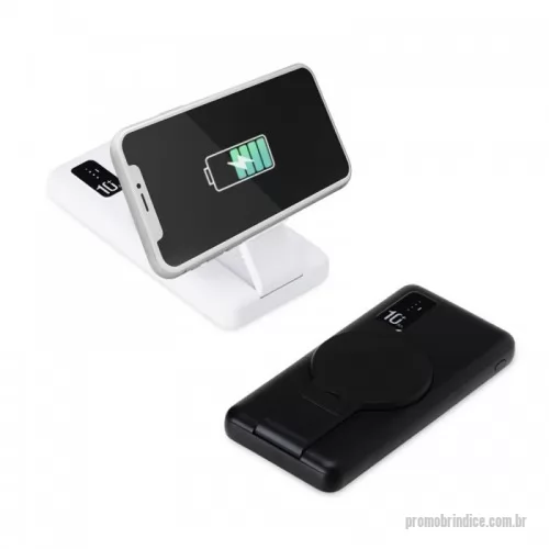 Carregador Wireless personalizado - Carregador portátil plástico via indução ou via cabo com 10.000mAh e indicador led de bateria. Com suporte inclinável para o carregamento via indução, o power bank possui duas portas de saídas USB, possibilitando o carregamento de dois dispositivos simultaneamente. Contém porta de entrada tipo-C, V8 e acompanha cabo USB.