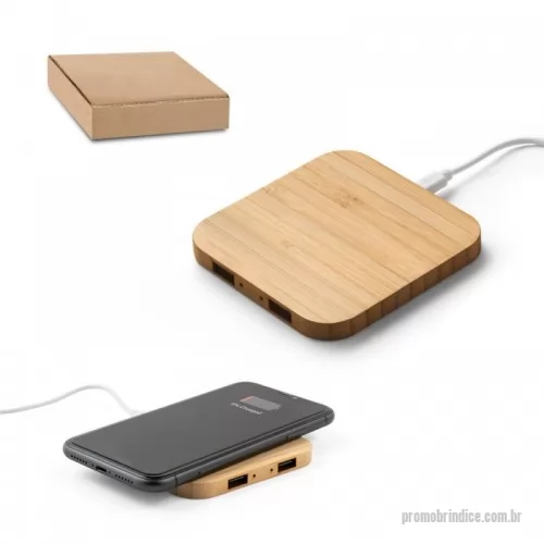 Carregador Wireless personalizado - Carregador wireless em bambu com função hub. Contém 2 saídas USB-A e 1 entrada USB-C. Possui uma potência de carregamento sem fios de 15W. Compatível com smartphones com tecnologia de carregamento sem fios. Incluso cabo USB-C para carregar a bateria. Fornecido em caixa presente de papel kraft. 93 x 93 x 9 mm