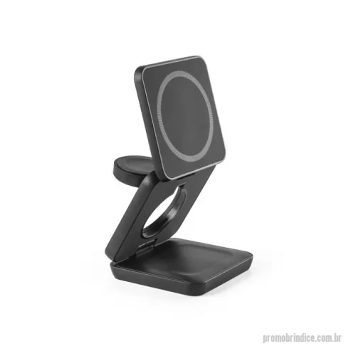 Carregador Wireless personalizado - Carregador magnético wireless super rápido dobrável em ABS 100% reciclado, permite carregar três dispositivos simultaneamente: celular 15W, fones de ouvido 5W e smartwatch 2,5W, com tecnologia de carregamento sem fios. Incluso um grip magnético extra para ser colocado nos smartphones que não tenham e um cabo de carregamento rápido USB-C. Ideal para usar no escritório e levar em viagem. O produto também pode ser utilizado como suporte. Fornecida em caixa presente de papel kraft. Dobrado: 70 x 70 x 25 mm | Caixa: 110 x 90 x 36 mm