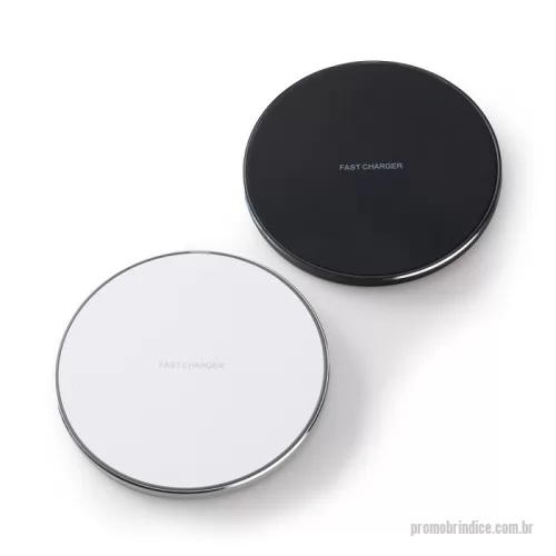 Carregador Wireless personalizado - Carregador wireless por indução em formato de disco. Produzido em material plástico, o carregador possui antiderrapantes de silicone na parte inferior. Para desfrutar do carregamento por indução (sem fio) é fundamental que o celular possua a tecnologia QI – desta maneira é possível carregar o celular posicionando-o sob carregador, sendo necessário apenas necessário conectar o carregador à uma fonte de energia (USB ou diretamente na tomada)