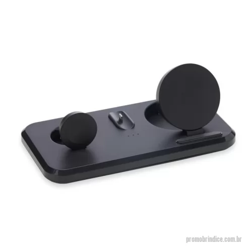 Carregador Wireless personalizado - Carregue celular, iwatch e fones com entrada Lightning. Com sistema de carga por indução rápida, a estação permite o carregamento sem fio de celulares e iwatchs habilitados com estas tecnologias, além destes suportes, a estação conta ainda com um carregador para fones através do conector Lightning. Sua base contém tapetes de silicone antiderrapantes. Acompanha cabo USB tipo-C.