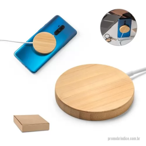 Carregador Wireless personalizado - Carregador magnético wireless super rápido em bambu. Potência de carregamento super rápido de 15W. Incluso cabo de carregamento USB-C de 1 metro. Compatível com dispositivos móveis com tecnologia de carregamento sem fios. Fornecido em caixa presente de papel kraft. A cor e o resultado da impressão nos materiais naturais pode variar entre produtos. Ø59 x 8 mm