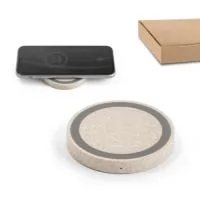 Carregador wireless super rápido em fibra de palha de trigo e ABS. A potência de carregamento máxima de 15W permite carregamento super rápido. A base contém um círculo em silicone para que o equipamento não se mova enquanto carrega. Porta de entrada USB-C e incluso cabo USB-C de 1 m. Fornecido em caixa presente de papel kraft. ø70 x 10 mm