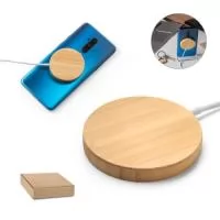 Carregador magnético wireless super rápido em bambu. Potência de carregamento super rápido de 15W. Incluso cabo de carregamento USB-C de 1 metro. Compatível com dispositivos móveis com tecnologia de carregamento sem fios. Fornecido em caixa presente de papel kraft. A cor e o resultado da impressão nos materiais naturais pode variar entre produtos. Ø59 x 8 mm