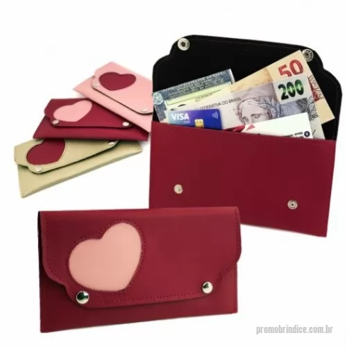 Carteira personalizada - Carteira Feminina – CAR29 pode ser confeccionada em couro ou sintético nobre diversas opções de materiais e cores (modelo da foto principal foi confeccionado no sintético Prada vinho com detalhe coração rosa retro). Compartimento para cartões, dinheiro e documentos. Fechamento por dois botões de pressão níquel. Personalização com gravação em baixo relevo ou silkscreen 1 cor.