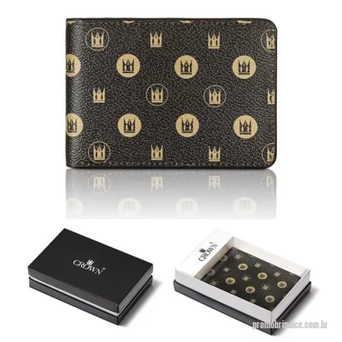 Carteira personalizada - A Carteira Crown Fenix é um acessório sofisticado, projetado para quem busca elegância e funcionalidade no dia a dia. Produzida com materiais de alta qualidade, combina design moderno e resistência. Seu formato compacto oferece praticidade sem abrir mão do estilo, sendo ideal para uso corporativo e presenteações exclusivas. Um brinde refinado e premium da Youdu Brindes.