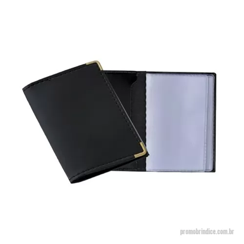Carteira personalizada - Carteira personalizada fabricada em couro sintético, o carteira personalizada com cantoneiras douradas possui quatro repartições para documentos e duas para cartões. Com ótimo custo benefício, está disponível em preto e permite personalização em serigrafia. Faça uma cotação conosco e compre a partir de 100 unidades.