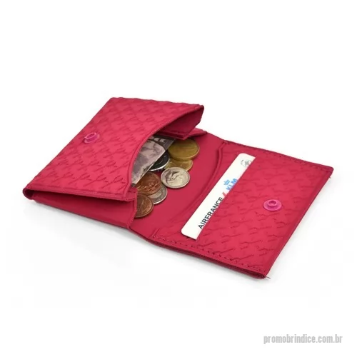 Carteira personalizada - Carteira porta moedas em E.V.A termomoldado em EVA revestido com helanca, com fechamento por botão de pressão para facilitar manuseio durante o dia a dia. Forro em material têxtil e acabamento interno valorizam e agregam qualidade ao brinde corporativo.  O porta moeda conta ainda com um bolso e um porta cartão.  É um produto que pode ser adaptado para diferentes públicos ou empresas: aplicação da logomarca é produzida em gravação em alto relevo e o mix de cores ou estampas será combinado de modo a fortalecer a identidade da sua marca. Solicite já seu orçamento!