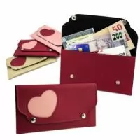 Carteira Feminina – CAR29 pode ser confeccionada em couro ou sintético nobre diversas opções de materiais e cores (modelo da foto principal foi confeccionado no sintético Prada vinho com detalhe coração rosa retro). Compartimento para cartões, dinheiro e documentos. Fechamento por dois botões de pressão níquel. Personalização com gravação em baixo relevo ou silkscreen 1 cor.