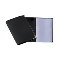 Carteira personalizada fabricada em couro sintético, o carteira personalizada com cantoneiras douradas possui quatro repartições para documentos e duas para cartões. Com ótimo custo benefício, está disponível em preto e permite personalização em serigrafia. Faça uma cotação conosco e compre a partir de 100 unidades.