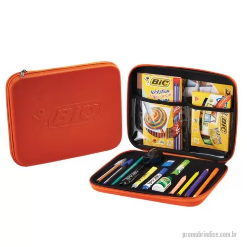 Case personalizado - Pasta Mostruário com Divisórias em PVC e Berço de Espuma para Produtos Escolares - BIC Pasta mostruário termo moldada para linha de produtos BIC, com divisórias personalizadas em PVC transparente e berço em espuma para acomodar e proteger produtos BIC.  Somos especialistas em desenvolver projetos com berço personalizado e sobre medida. Contamos com mais de 100 modelos para servir de base para o seu projeto ou desenvolver um modelo exclusivo para a sua marca.