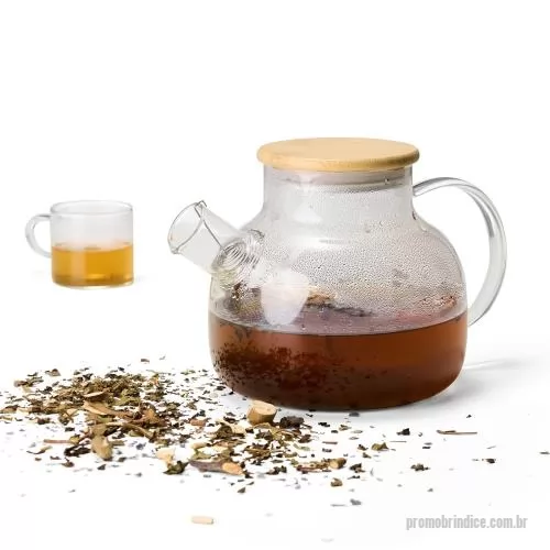 Chaleira personalizada - Uma chaleira em estilo clássico e refinado, com capacidade máxima de 1 litro, para deixar a hora do chá mais agradável. Feita em vidro borossilicato, material conhecido por sua resistência e durabilidade, esta chaleira pode ser levada a fogo baixo, s