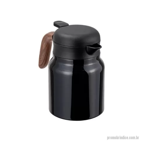 Chaleira personalizada - Chaleira Térmica com capacidade máxima de 1 litro. Possui estrutura de parede dupla com interior em inox 304 e exterior em inox 201 com pintura spray, além de bico e detalhe externo em plástico polipropileno (PP), cabo de madeira e base antiderrapante em silicone. Dispõe de tampa rosqueável em PP com acionamento por pressão para servir o conteúdo interno, anel de vedação em silicone e infusor removível em inox 304.